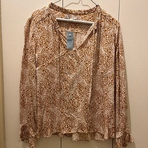Loft :NWT :L/S V-Neck ruffle collar & cuff print blouse :size PM color tan/white